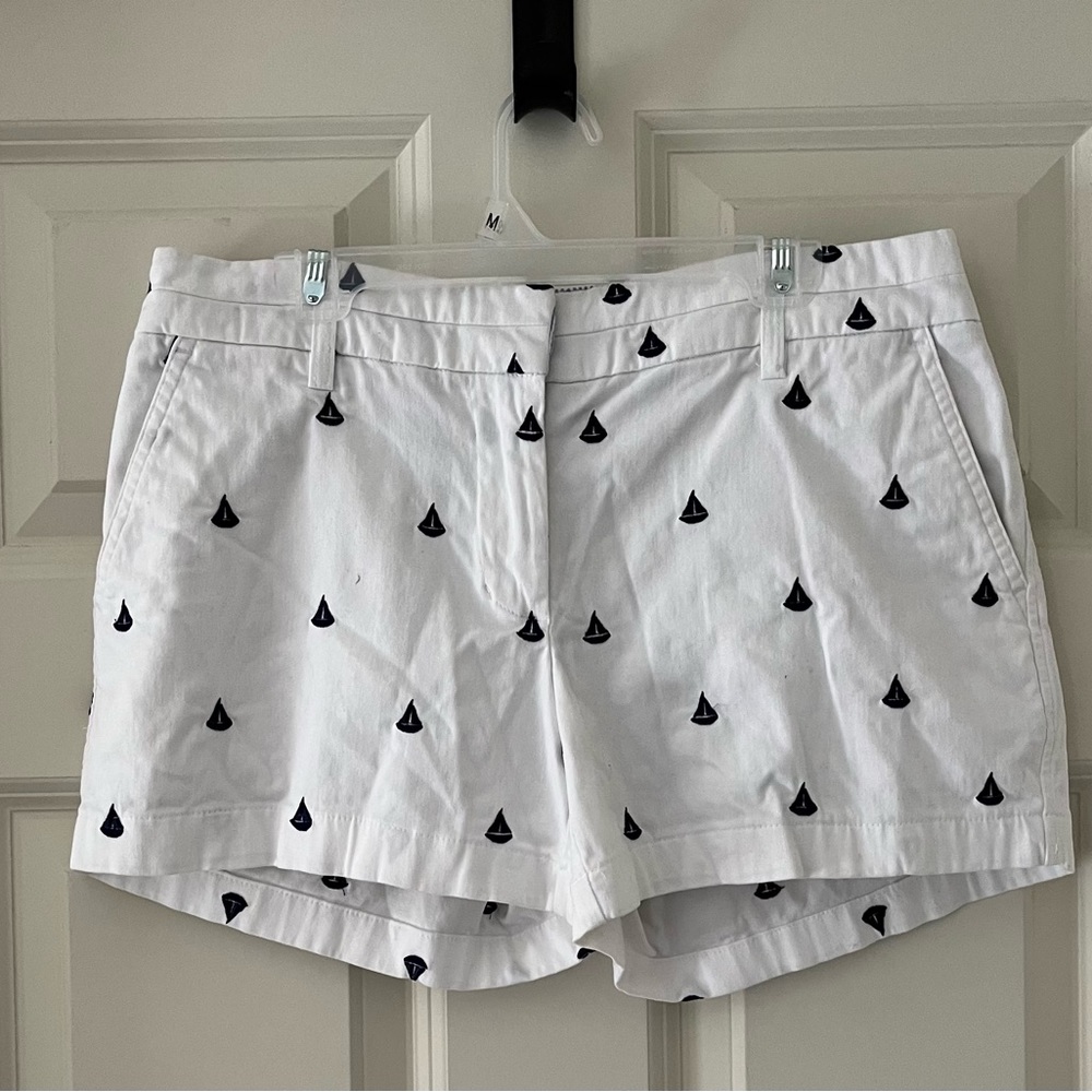 Women’s British Khaki white shorts with blue sailboats, size 2 nautical summer